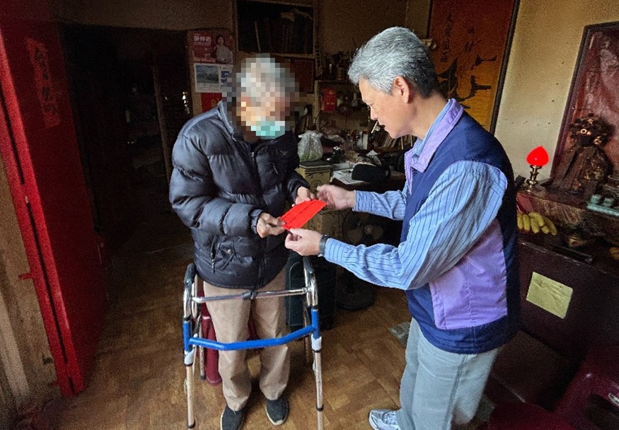 分署長親自帶領同仁前往82歲義務人居住的林間工寮探視，不僅親手遞上慰問紅包