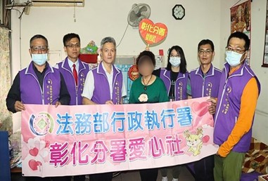 彰化分署除了協助轉介彰化縣政府社會處外，郭景銘分署長並指示立即啟動愛心社機制